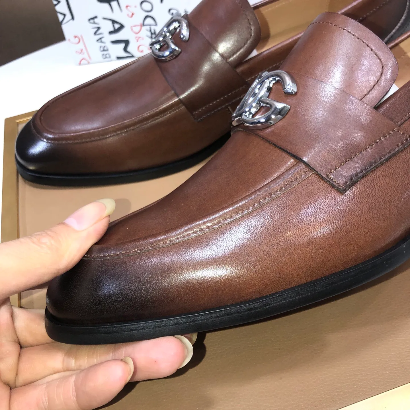 Ex-factory price 500💰DG top quality🔍🔍men's new leather shoes🚹Sold simultaneously at counters⚠Shoe uppers are imported cowhide from Italy, fully imported cowhide lining, imported accessories💪💪, completely 1⃣️ to 1⃣️replica🇮🇹 💪💪, ⚠Sole: The original sole is specially provided by the original factory, the exclusive movable molded sole is super comfortable, ⚠The original factory follows the order, 🔍🔍high quality, you can enter and exit the counter at will, welcome to compare ⚠Number of sizes: 38-44 (45 customized)